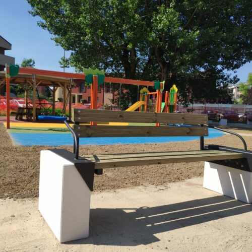 Parkbank model Ci-pro, ideaal voor buiten.